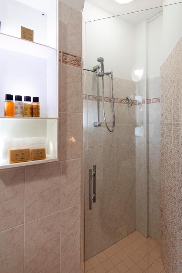 ריצ'יונה Hotel Tre Rose מראה חיצוני תמונה