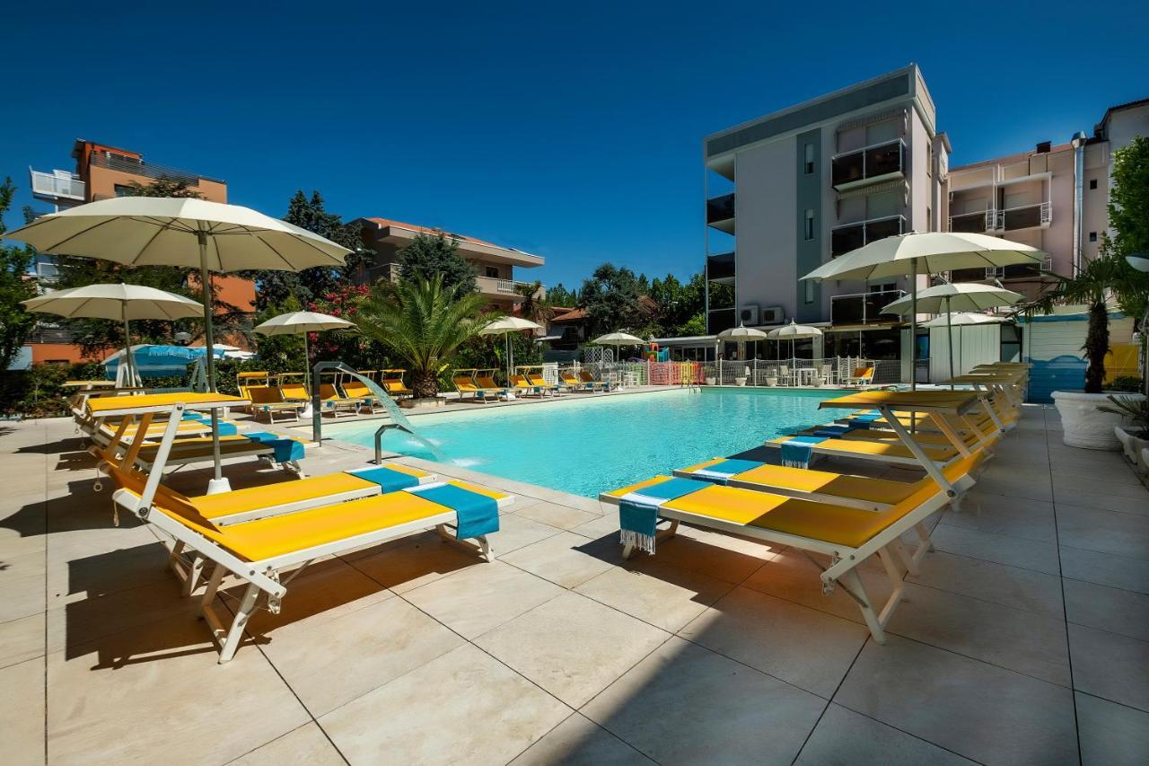 ריצ'יונה Hotel Tre Rose מראה חיצוני תמונה