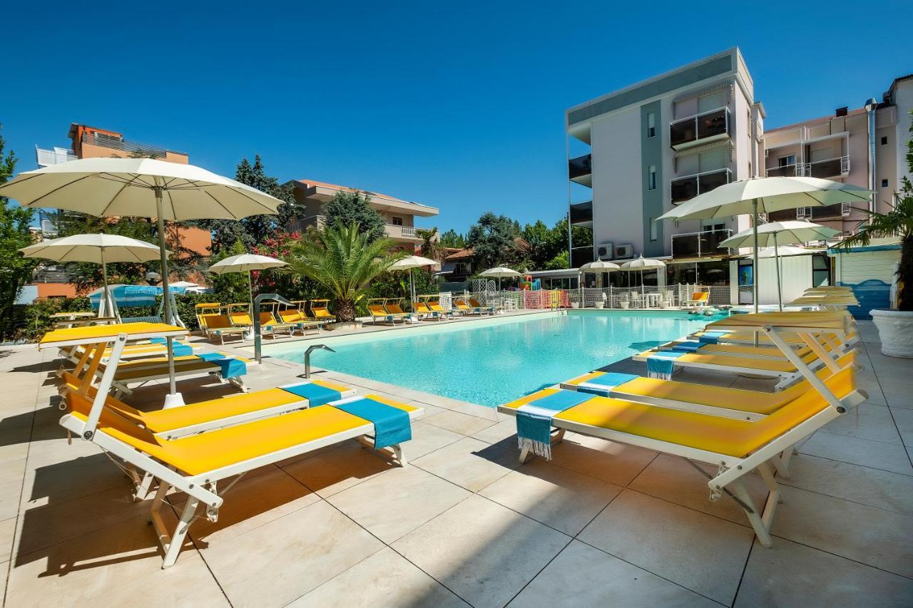 ריצ'יונה Hotel Tre Rose מראה חיצוני תמונה