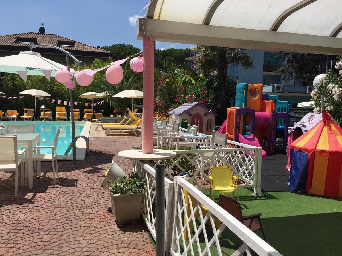 ריצ'יונה Hotel Tre Rose מראה חיצוני תמונה