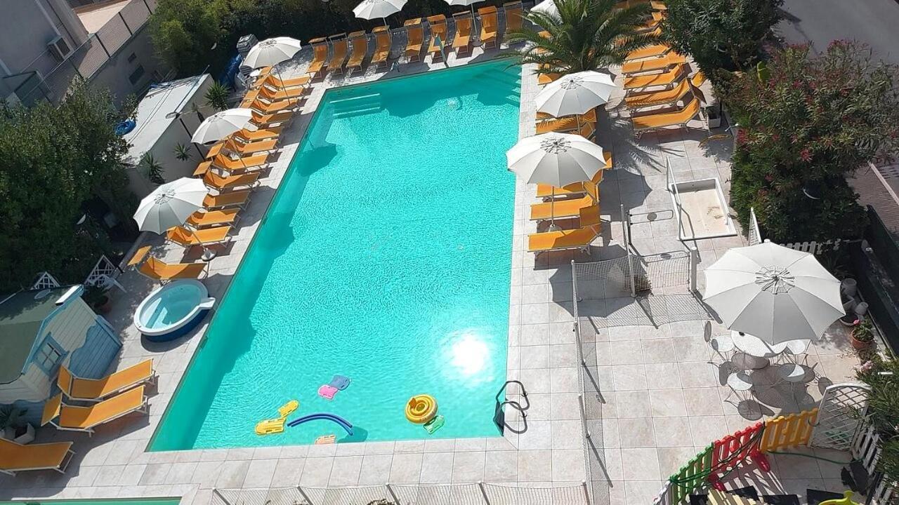 ריצ'יונה Hotel Tre Rose מראה חיצוני תמונה