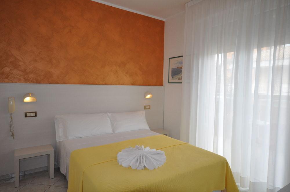 ריצ'יונה Hotel Tre Rose מראה חיצוני תמונה