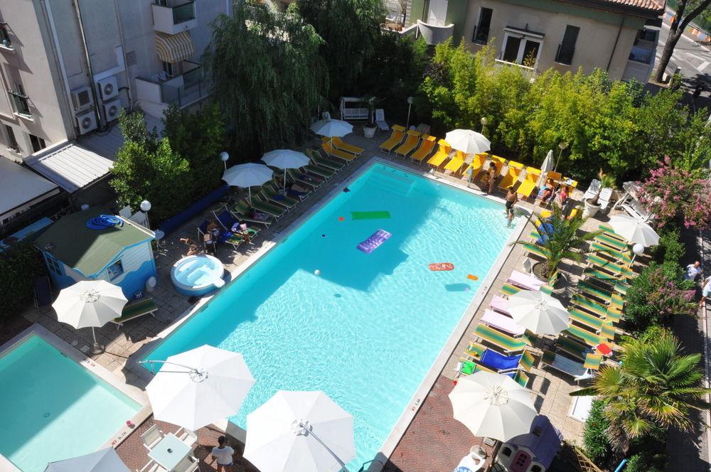 ריצ'יונה Hotel Tre Rose מראה חיצוני תמונה
