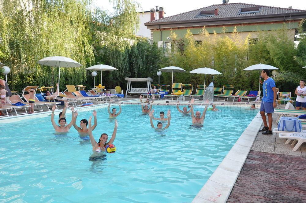ריצ'יונה Hotel Tre Rose מראה חיצוני תמונה