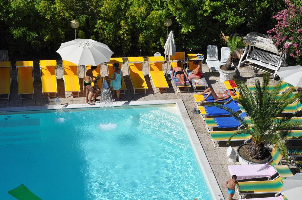 ריצ'יונה Hotel Tre Rose מראה חיצוני תמונה