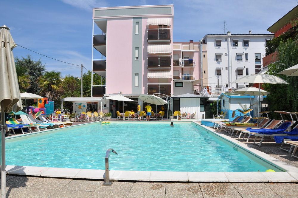 ריצ'יונה Hotel Tre Rose מראה חיצוני תמונה