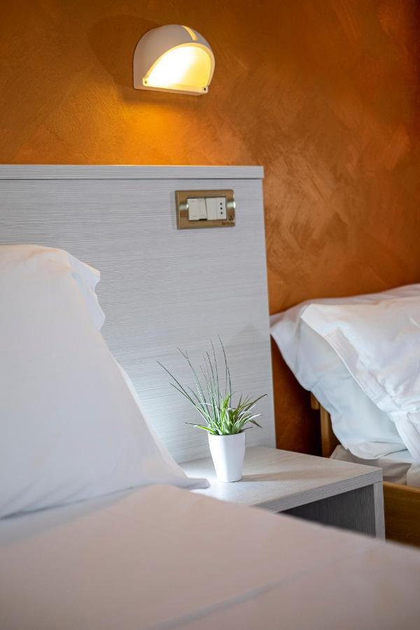 ריצ'יונה Hotel Tre Rose מראה חיצוני תמונה